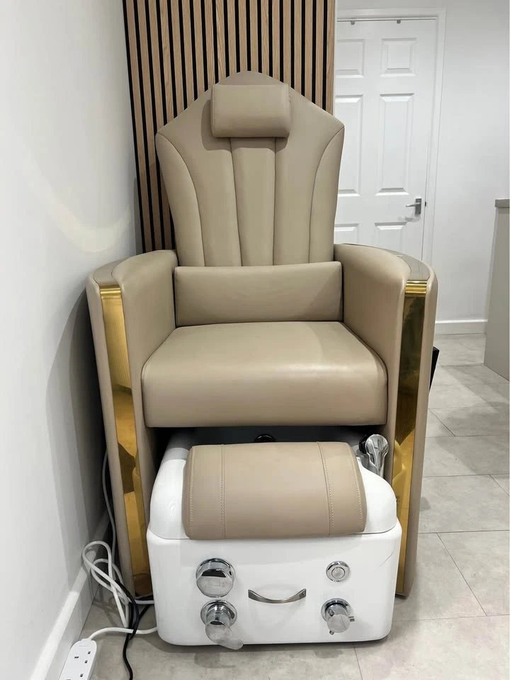 RETRACTABLE SPA CHAIR studio view 1